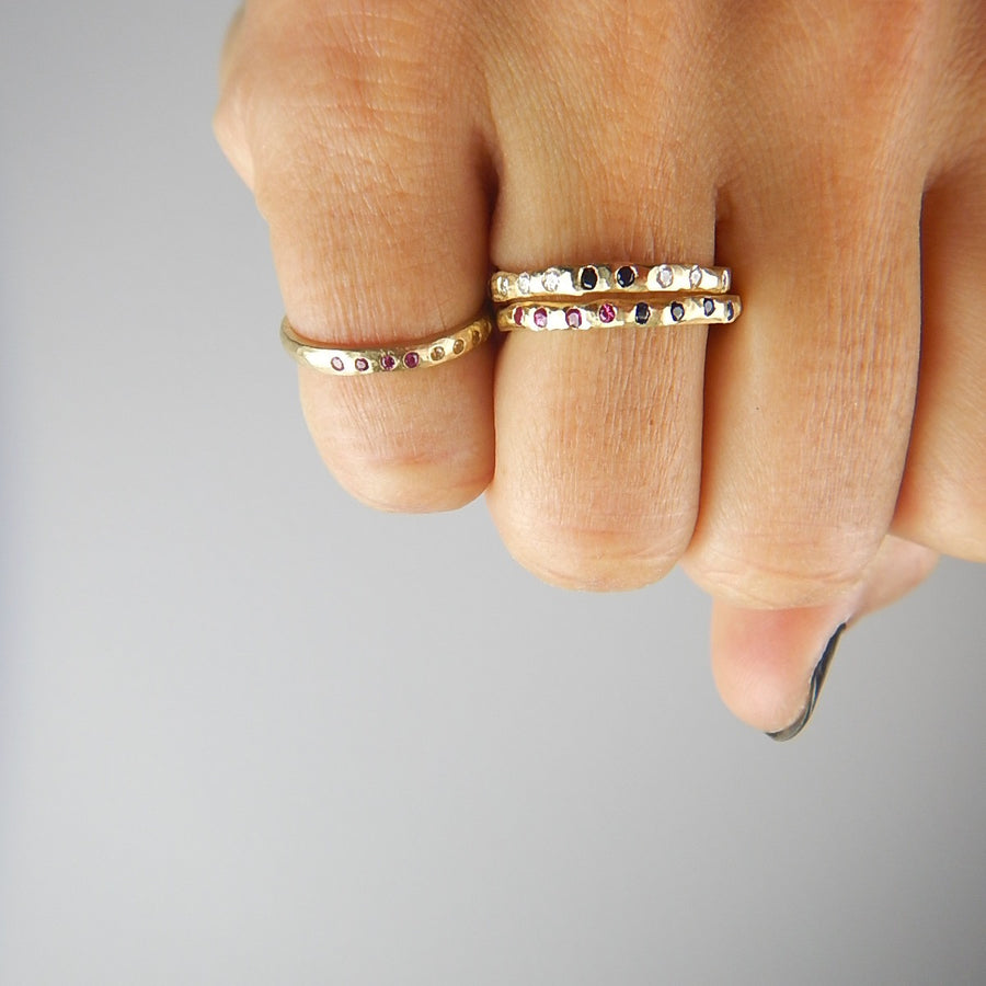 Golden and pink Sapphire Radiance balance ring in yellow Gold